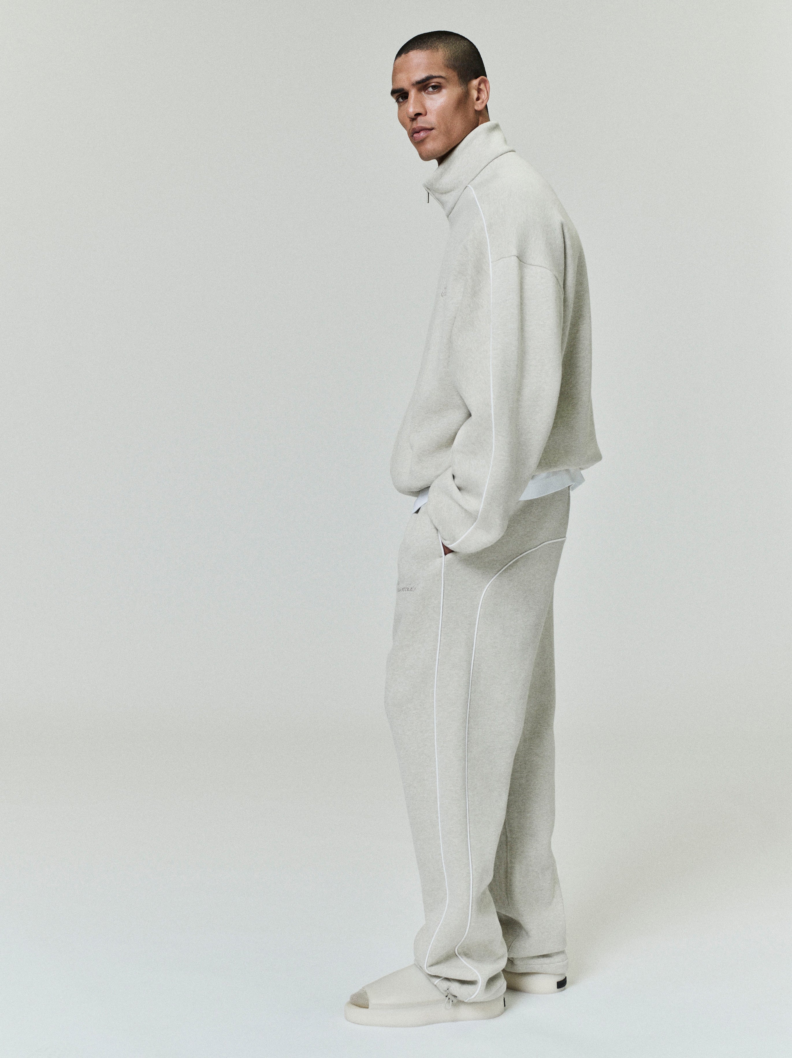 Relaxed Fleece Sweatpant With Piping